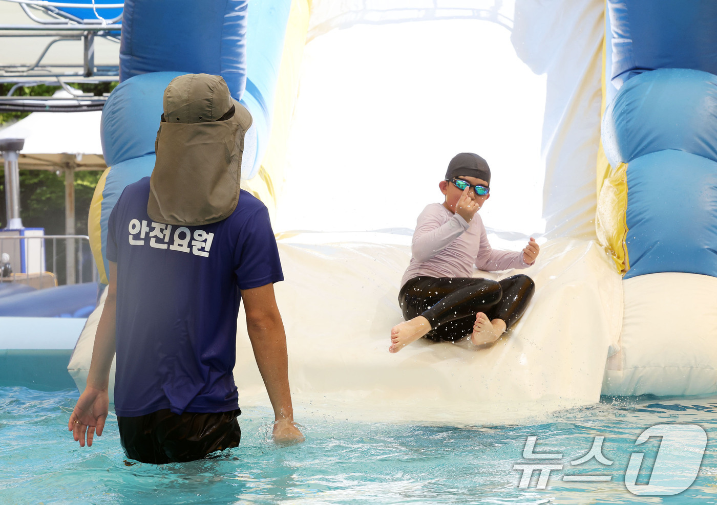 (전남광주=뉴스1) 박지현 기자 = 일 최고기온이 34.3도를 기록한 24일 오후 전남광주 북구 동림동 산동교 친수공원 물놀이장이 개장하자 시민들이 더위를 식히고 있다. 2026. …