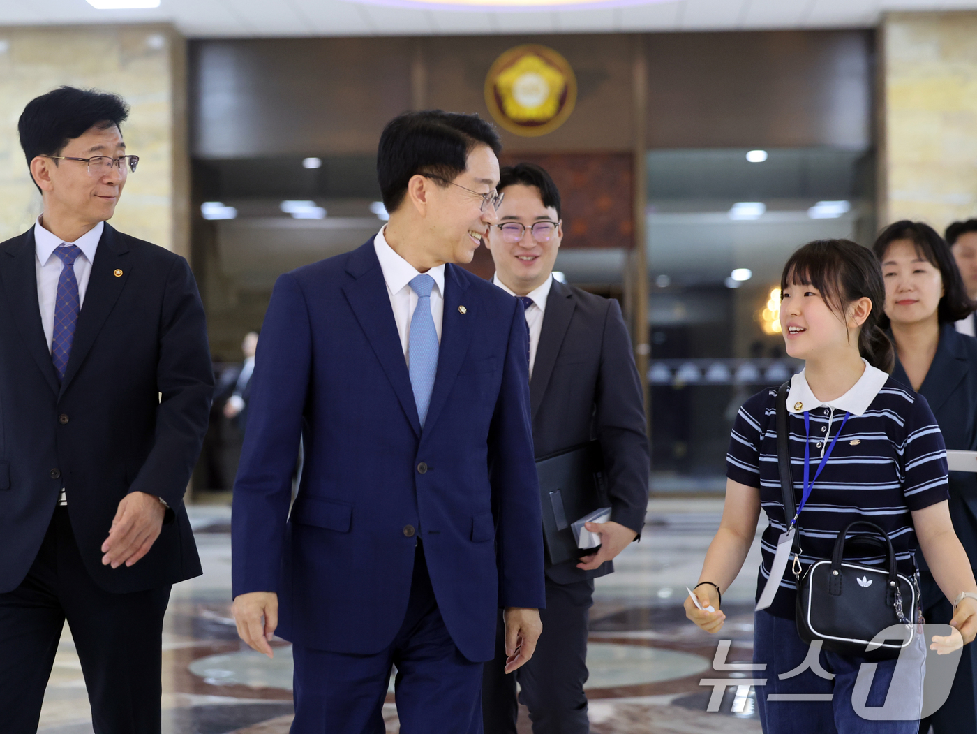 (서울=뉴스1) 황기선 기자 = 조정식 국회의장이 24일 오후 서울 여의도 국회에서 어린이 국회의원과 제22회 대한민국 어린이 국회 본회의에 참석하고 있다. 2026.7.24/뉴스 …