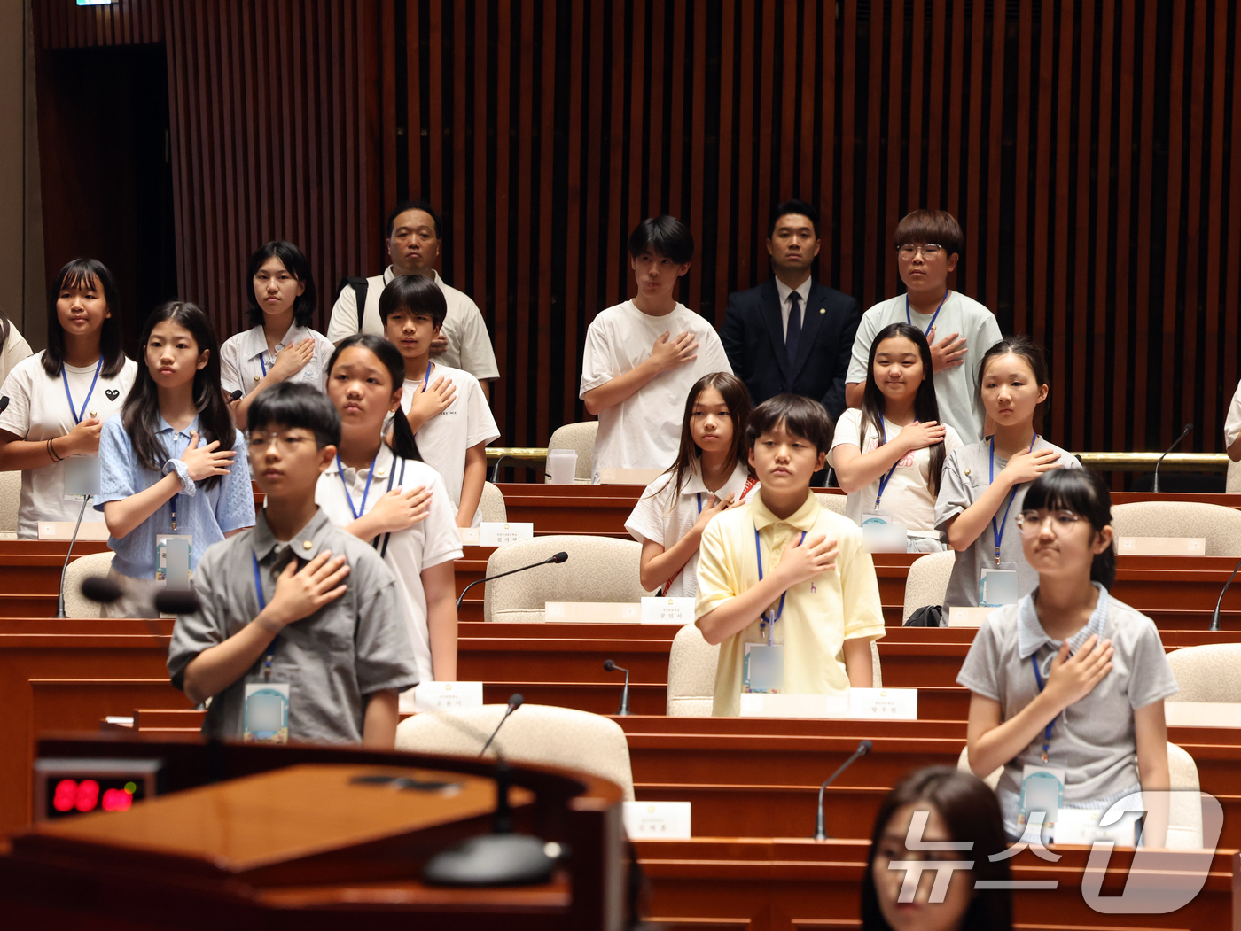 (서울=뉴스1) 황기선 기자 = 24일 오후 서울 여의도 국회에서 열린 제22회 대한민국 어린이 국회 본회의에서 어린이 국회의원들이 국민의례를 하고 있다.  2026.7.24/뉴스 …