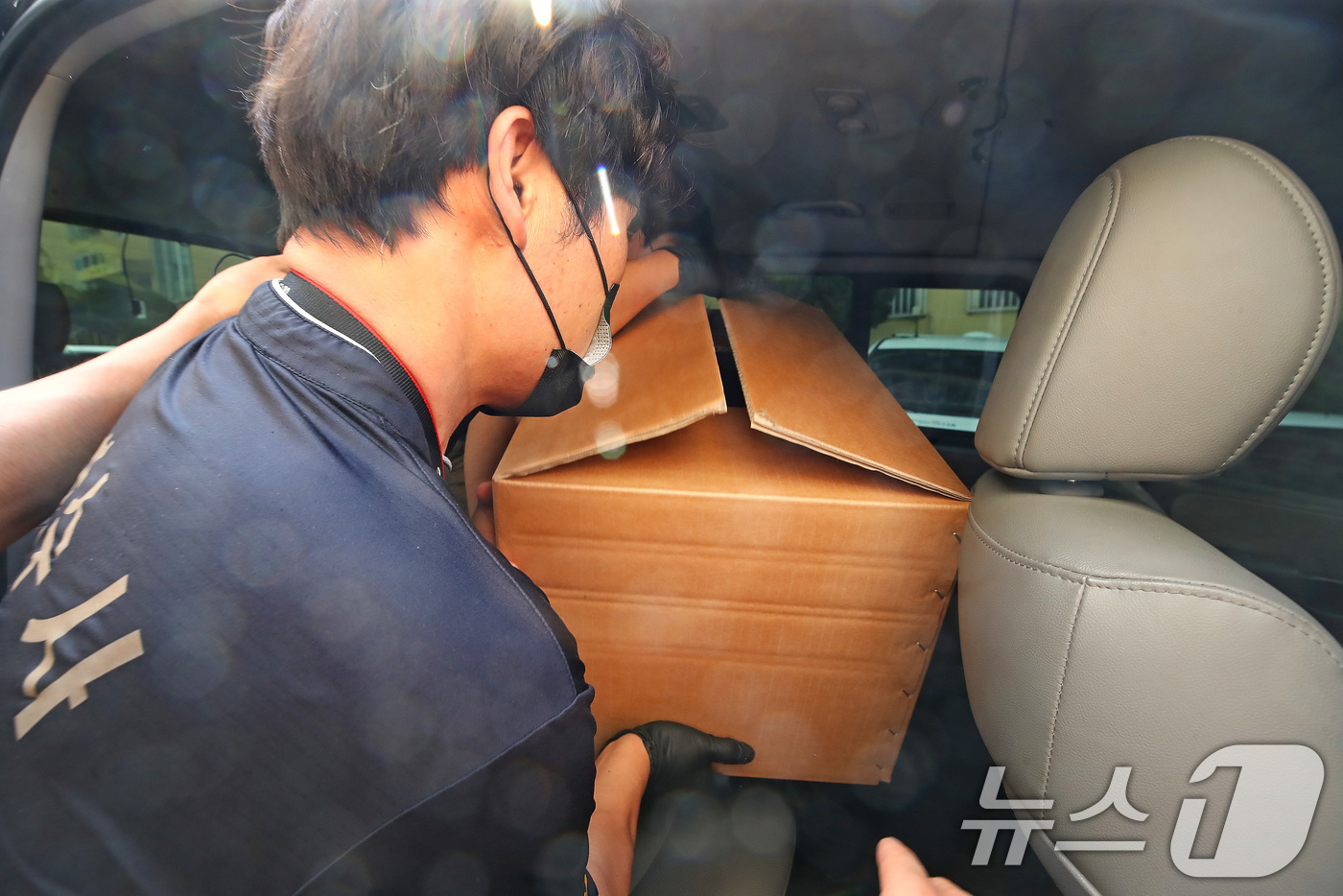 (경산=뉴스1) 공정식 기자 = 경북 경산시 한 아파트 관리사무소 방화사건을 수사하는 경북경찰청 관계자가 24일 70대 방화 피의자 A 씨의 주거지에 대한 압수수색을 마친 뒤 압수 …