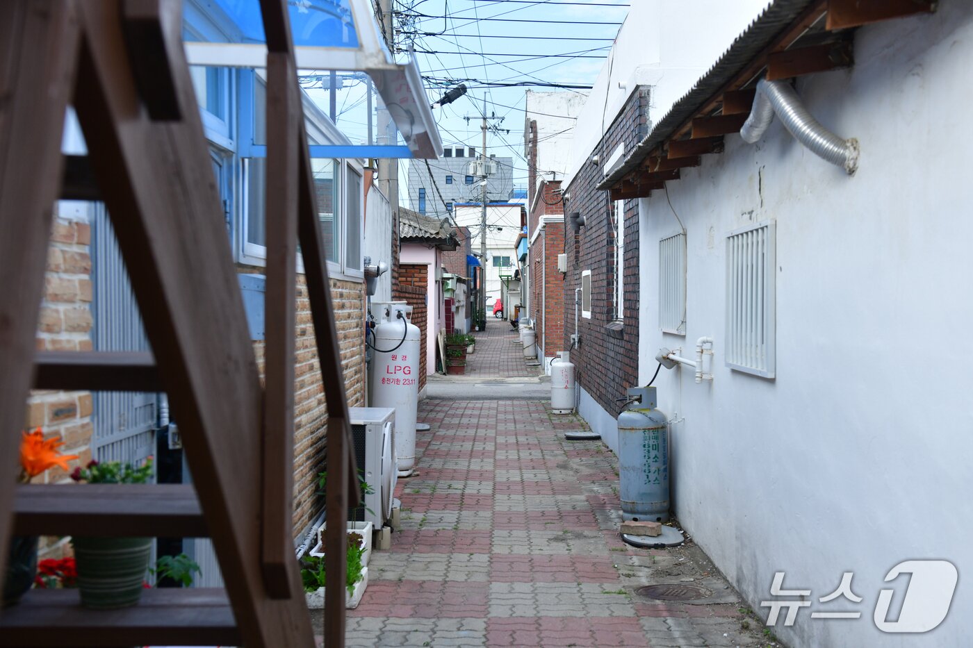 본문 이미지 - 35년 군사규제로 개발이 제한돼 노후하고 낙후된 모습을 보이는 강원 속초 영랑동의 한 골목길.(속초시 제공, 재판매 및 DB 금지)
