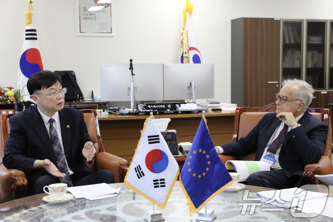 (서울=뉴스1) = 안형준 국가데이터처장이 24일 정부대전청사에서 우고 아스투토 주한유럽연합대표부 대사와 국가데이터처-EU 간 협력 강화 방안을 논의하고 있다..(국가데이터처 제공 …