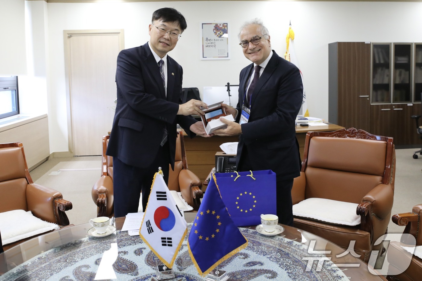 (서울=뉴스1) = 안형준 국가데이터처장이 24일 정부대전청사에서 우고 아스투토 주한유럽연합대표부 대사와 면담 기념촬영을 하고 있다..(국가데이터처 제공. 재판매 및 DB 금지) …
