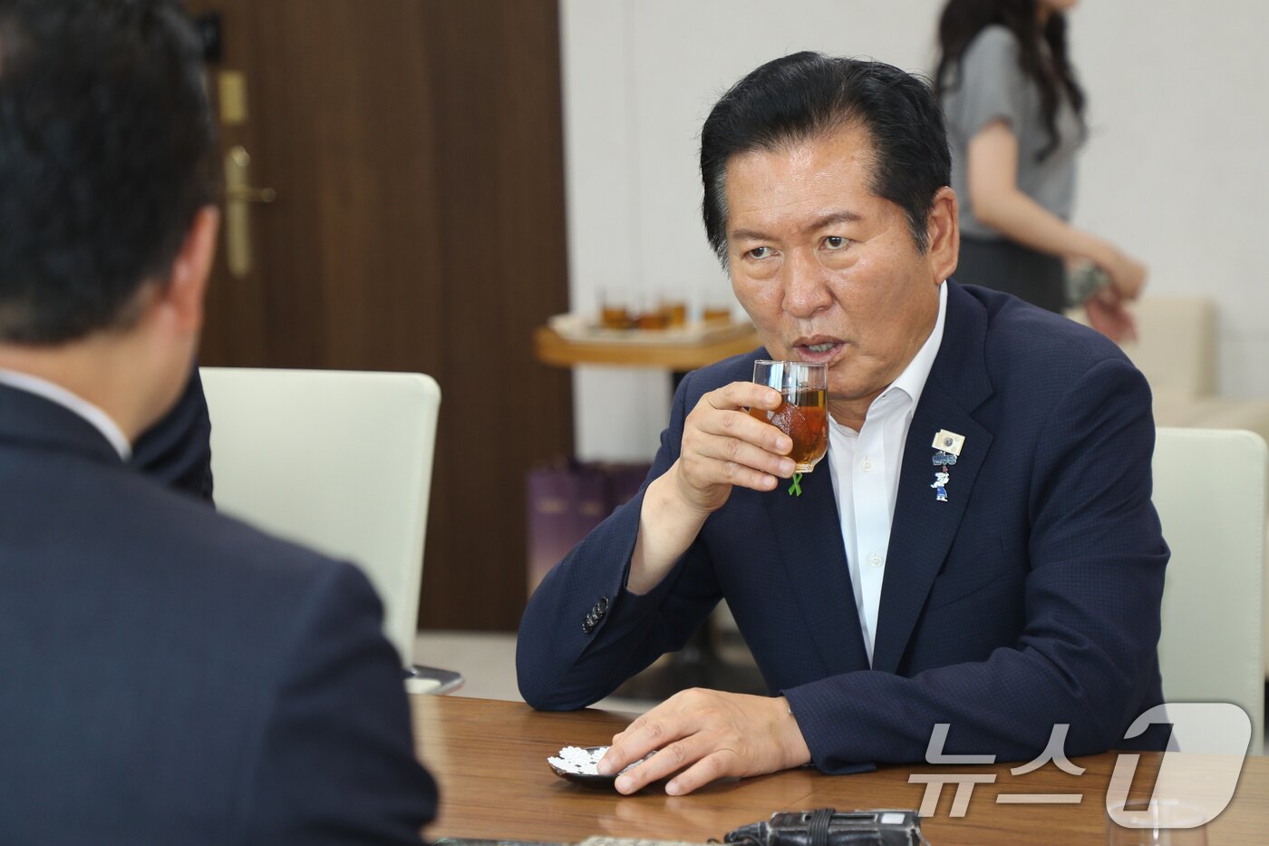 본문 이미지 - 정청래 더불어민주당 당대표 후보가 24일 오후 충북 청주시 충북도청을 찾아 신용한 지사와 면담하고 있다. 2026.7.24 ⓒ 뉴스1 김용빈 기자