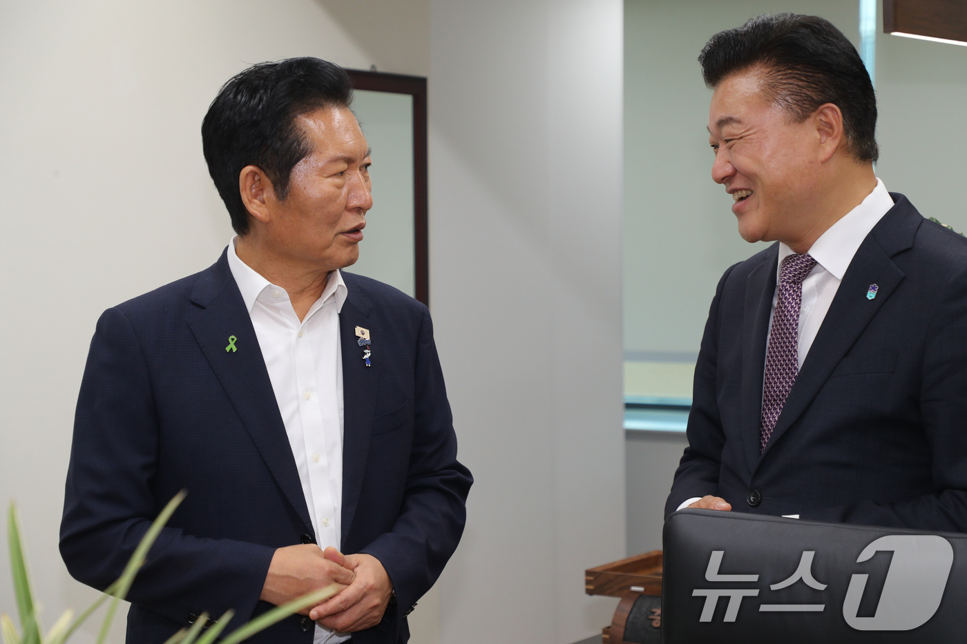 (청주=뉴스1) 김용빈 기자 = 정청래 더불어민주당 당대표 후보가 24일 오후 충북 청주시 충북도청을 찾아 신용한 지사와 면담하고 있다. 2026.7.24/뉴스1