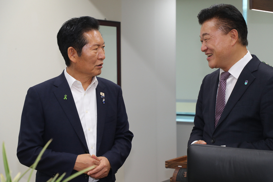정청래, 신용한 충북지사 만나 "당 협조 필요하면 언제든 찾아오시라"
