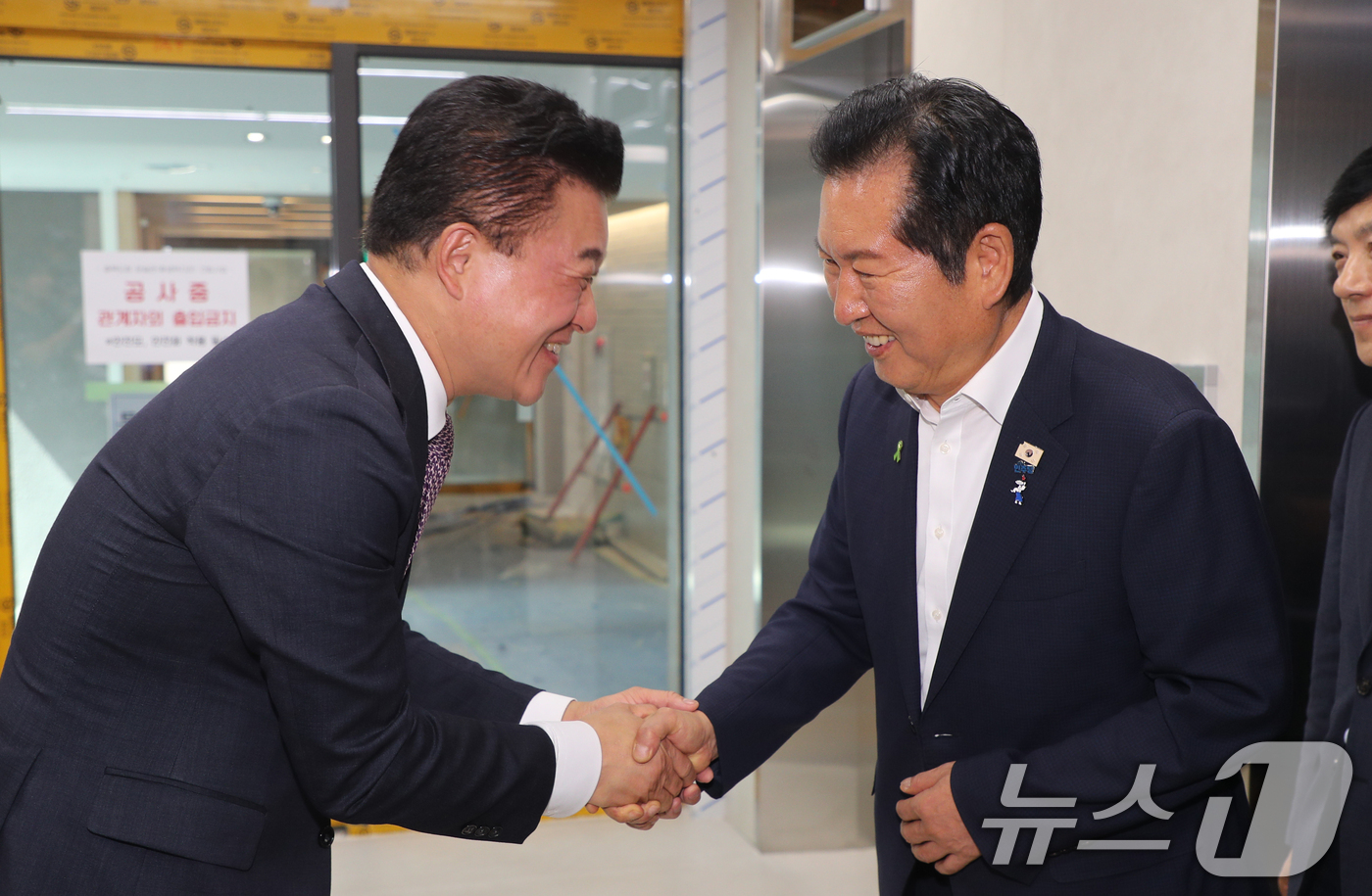 (청주=뉴스1) 김용빈 기자 = 정청래 더불어민주당 당대표 후보가 24일 오후 충북 청주시 충북도청을 찾아 신용한 지사와 인사를 나누고 있다. 2026.7.24/뉴스1