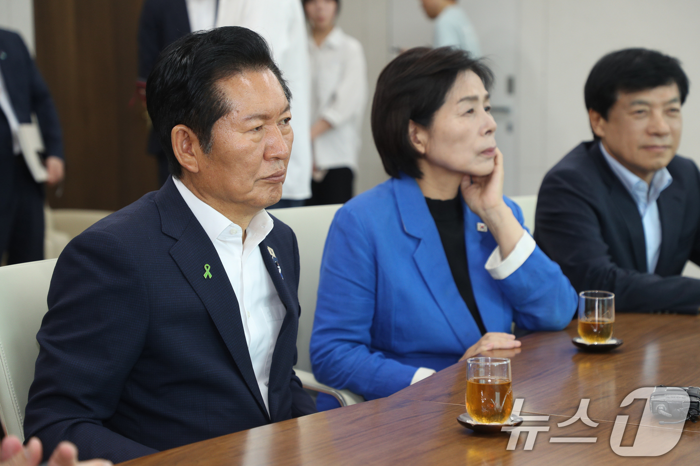 (청주=뉴스1) 김용빈 기자 = 정청래 더불어민주당 당대표 후보가 24일 오후 충북 청주시 충북도청을 찾아 신용한 지사와 면담하고 있다. 2026.7.24/뉴스1