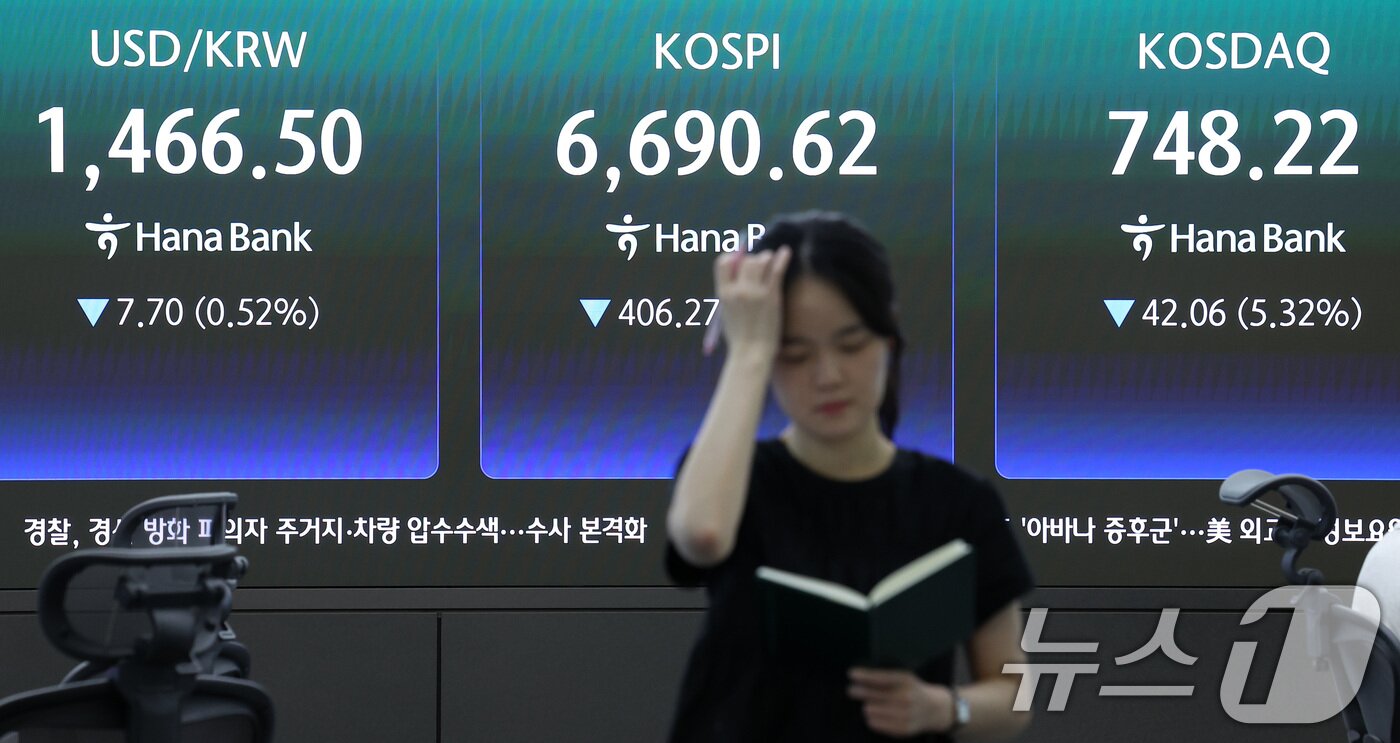 본문 이미지 - 24일 서울 중구 하나은행 본점 딜링룸 전광판에 종가가 나오고 있다. 2026.7.24 ⓒ 뉴스1 김성진 기자
