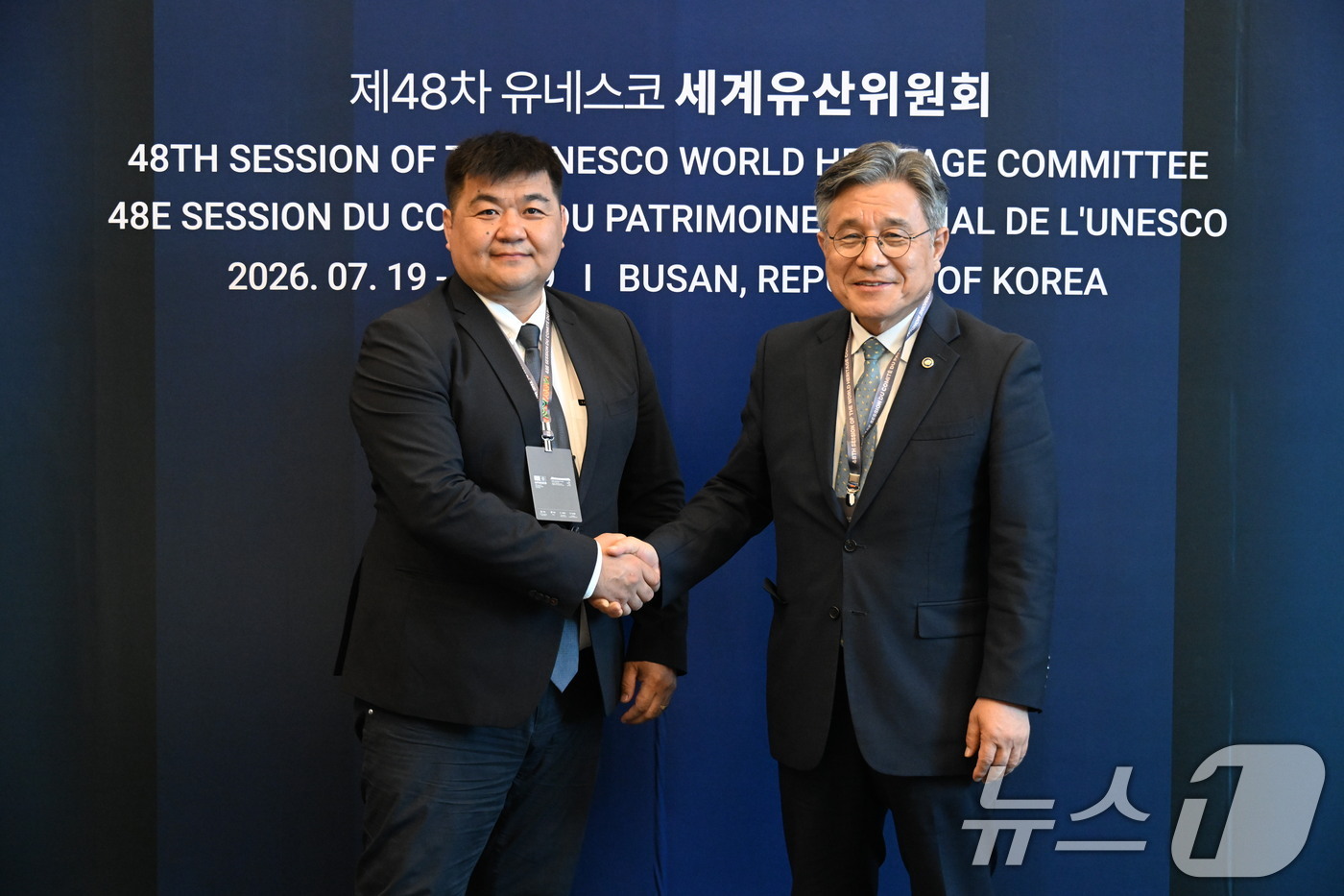 (서울=뉴스1) = 허민 국가유산청장(오른쪽)이 24일 오후 제48차 유네스코 세계유산위원회가 열리고 있는 부산 벡스코에서 삼필돈도브 촐론 몽골 국립칭기즈칸박물관장과 기념촬영하고 …