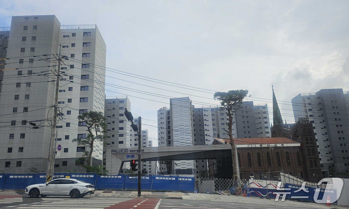 본문 이미지 -   매교역 팰루세이드 단지 전경. 2026. 7. 24 ⓒ 뉴스1 오현주 기자 