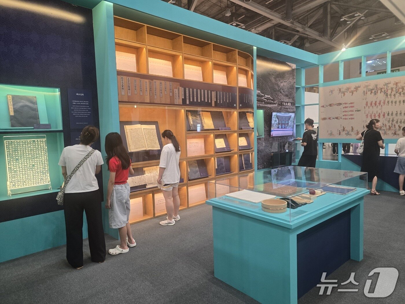 본문 이미지 - 24일 벡스코 부산 '대한민국관'(K-Heritage House) 전시 전경. ⓒ 뉴스1 김정한 기자