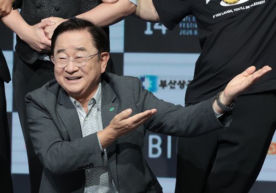 포즈 취하는 BICF 이홍렬