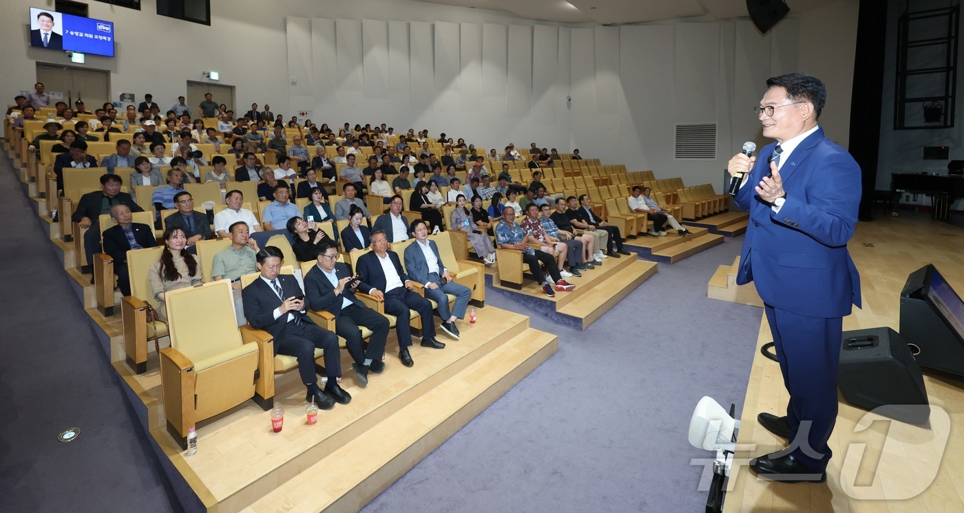 (전주=뉴스1) 유경석 기자 = 송영길 더불어민주당 당대표 후보가 24일 전북 전주시 전주대학교 JJ아트홀에서 특강을 하고 있다. 2026.7.24/뉴스1