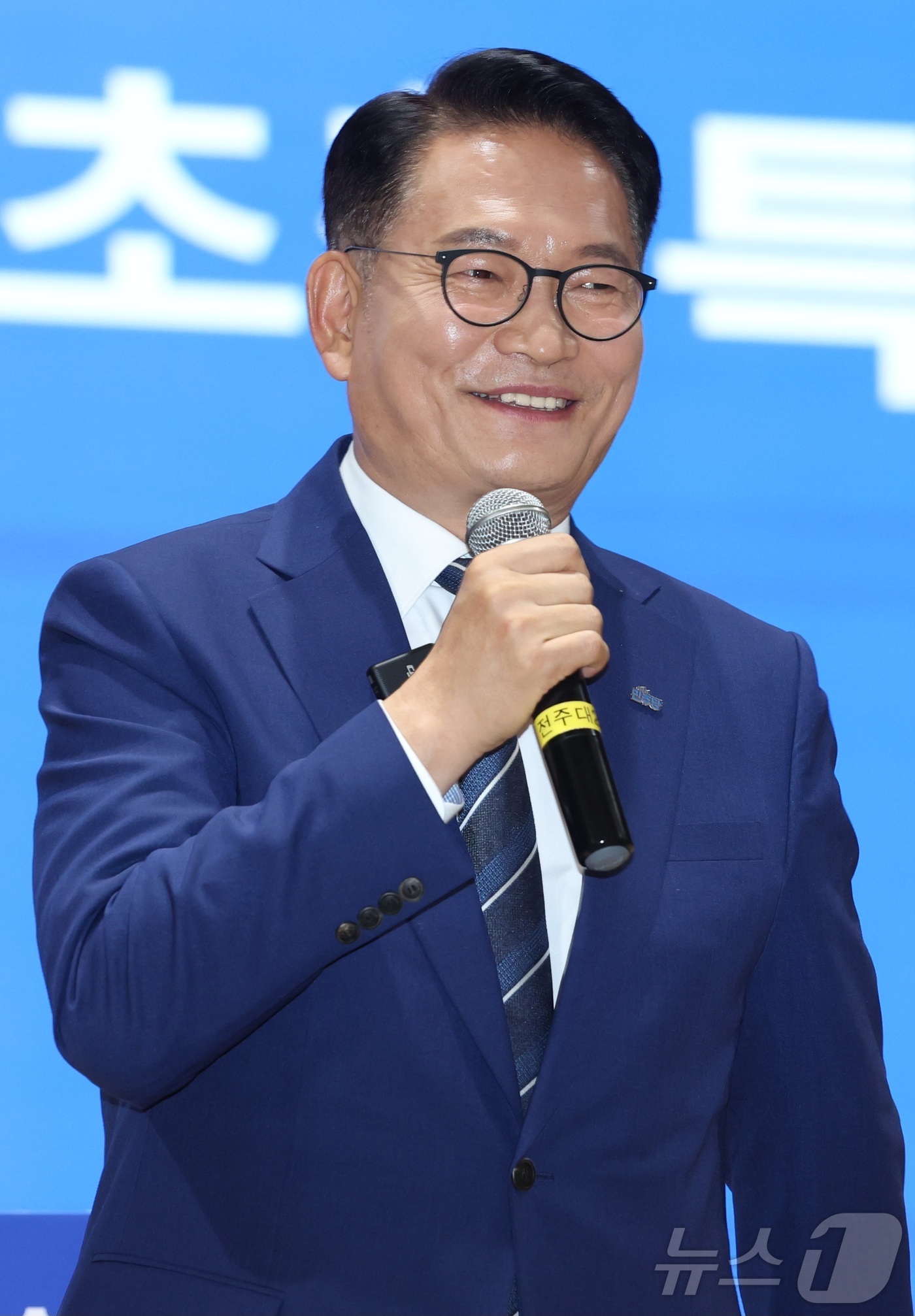 (전주=뉴스1) 유경석 기자 = 송영길 더불어민주당 당대표 후보가 24일 전북 전주시 전주대학교 JJ아트홀에서 특강을 하고 있다. 2026.7.24/뉴스1