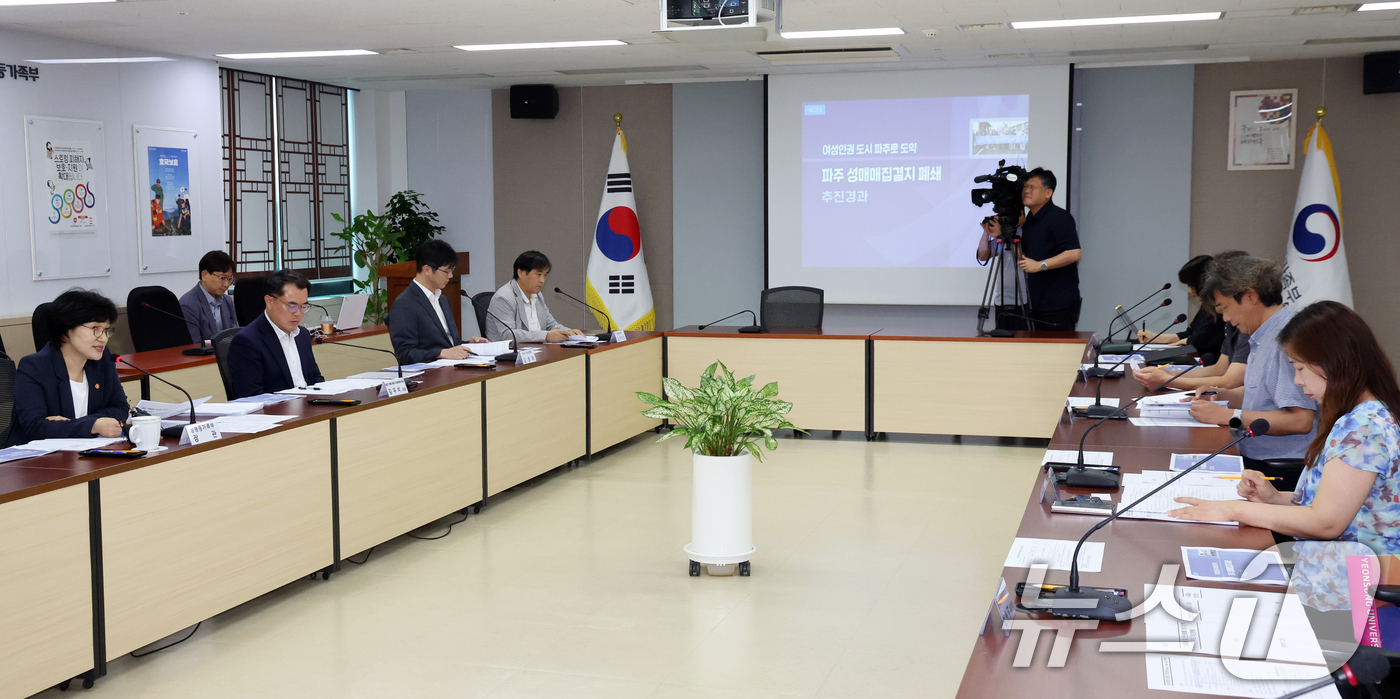 (서울=뉴스1) 김명섭 기자 = 원민경 성평등가족부 장관이 24일 오후 서울 종로구 세종대로 정부서울청사에서 열린 여성폭력위원회 제3 전문위원(성매매, 인신매매) 회의에서 모두 발 …