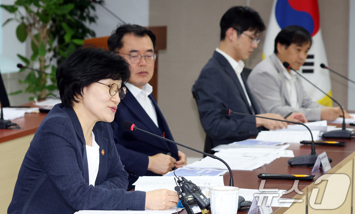 (서울=뉴스1) 김명섭 기자 = 원민경 성평등가족부 장관이 24일 오후 서울 종로구 세종대로 정부서울청사에서 열린 여성폭력위원회 제3 전문위원(성매매, 인신매매) 회의에서 모두 발 …