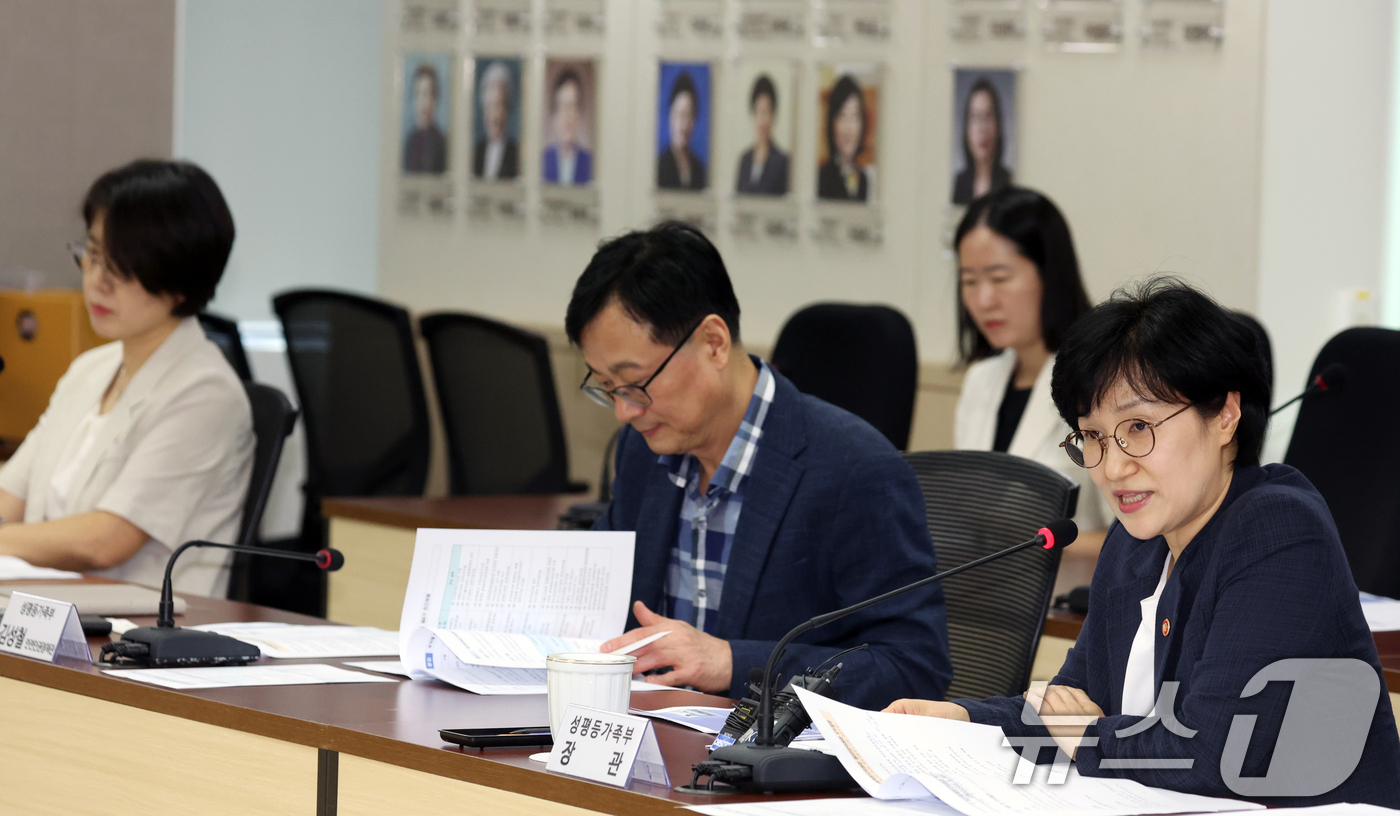 (서울=뉴스1) 김명섭 기자 = 원민경 성평등가족부 장관이 24일 오후 서울 종로구 세종대로 정부서울청사에서 열린 여성폭력위원회 제3 전문위원(성매매, 인신매매) 회의에서 모두 발 …