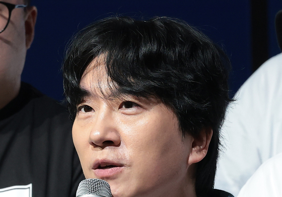 인사말 하는 신윤승