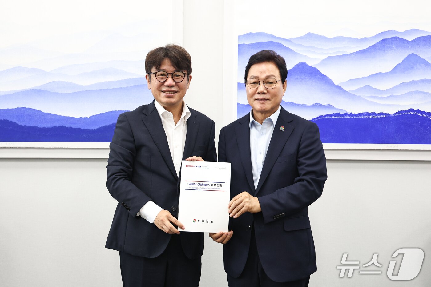 본문 이미지 - 박완수 경남지사(오른쪽)가 24일 국회에서 유의동 국토교통위원장에게 지역 현안에 대한 지원을 요청한 뒤 기념사진을 촬영하고 있다.(경남도 제공. 재판매 및 DB금지)