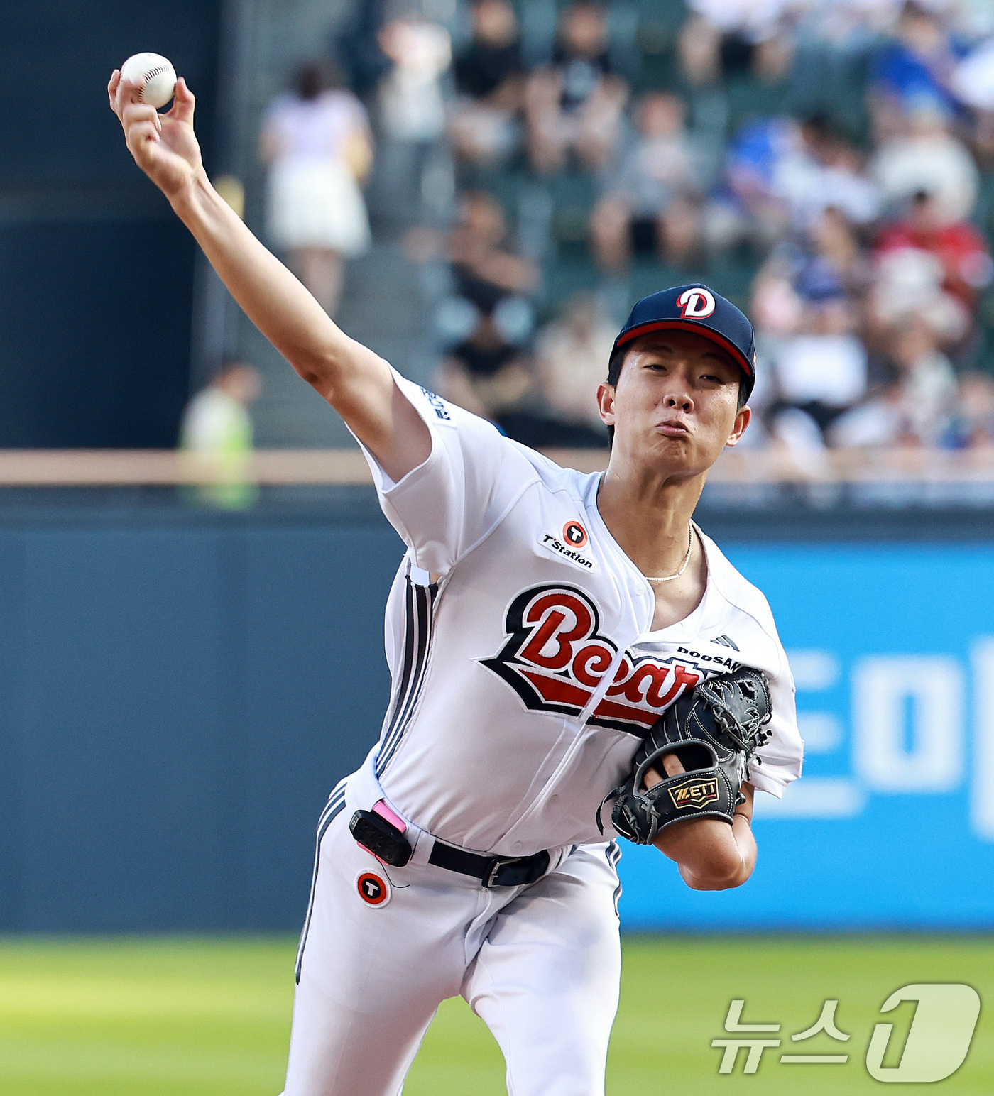 (서울=뉴스1) 구윤성 기자 = 24일 오후 서울 송파구 잠실야구장에서 열린 프로야구 '2026 신한은행 SOL KBO리그' 삼성 라이온즈와 두산 베어스의 경기, 두산 선발투수 최 …