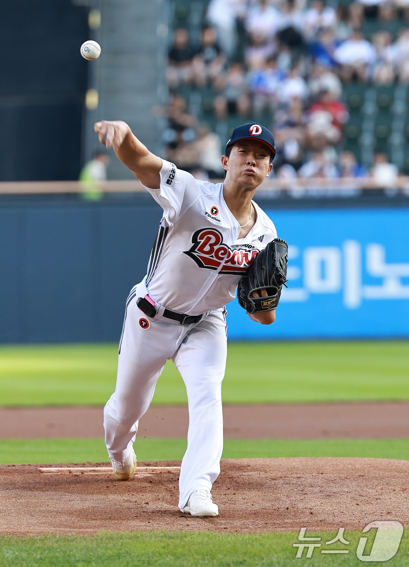 (서울=뉴스1) 구윤성 기자 = 24일 오후 서울 송파구 잠실야구장에서 열린 프로야구 '2026 신한은행 SOL KBO리그' 삼성 라이온즈와 두산 베어스의 경기, 두산 선발투수 최 …