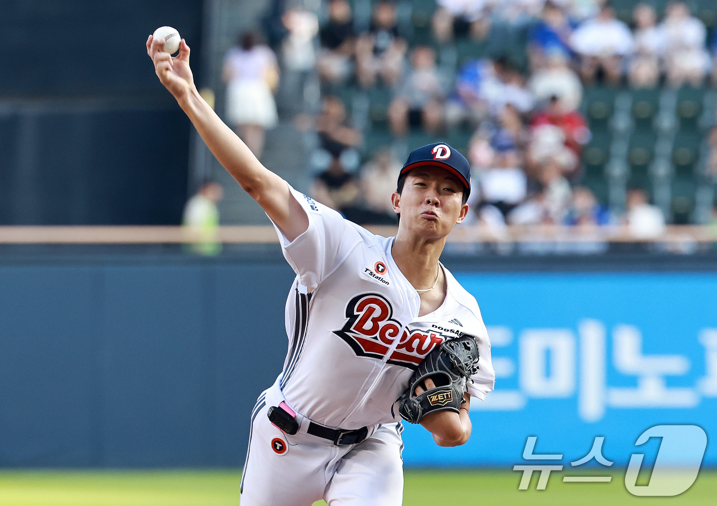 (서울=뉴스1) 구윤성 기자 = 24일 오후 서울 송파구 잠실야구장에서 열린 프로야구 '2026 신한은행 SOL KBO리그' 삼성 라이온즈와 두산 베어스의 경기, 두산 선발투수 최 …