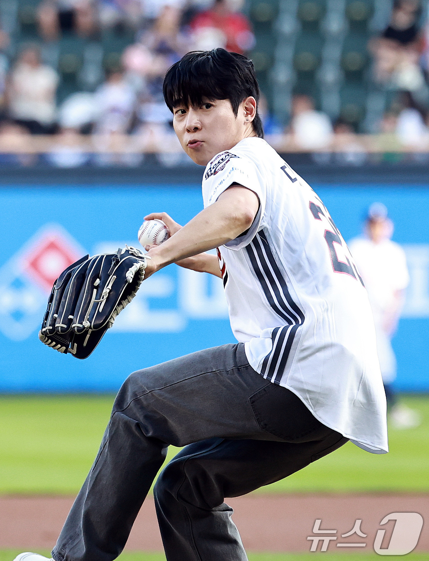 (서울=뉴스1) 구윤성 기자 = 바이올리니스트 대니구가 24일 오후 서울 송파구 잠실야구장에서 열린 프로야구 '2026 신한은행 SOL KBO리그' 삼성 라이온즈와 두산 베어스의 …