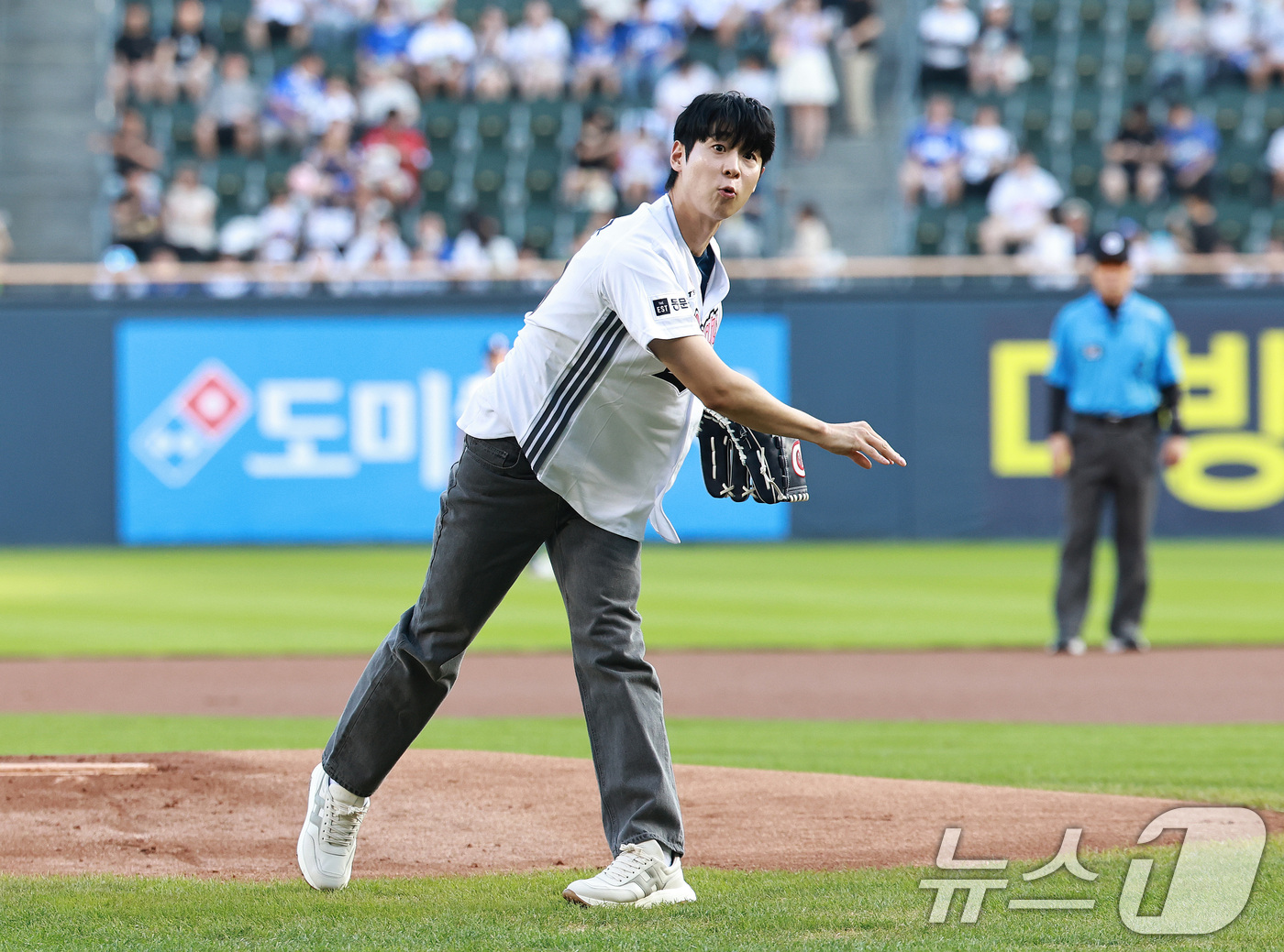 (서울=뉴스1) 구윤성 기자 = 바이올리니스트 대니구가 24일 오후 서울 송파구 잠실야구장에서 열린 프로야구 '2026 신한은행 SOL KBO리그' 삼성 라이온즈와 두산 베어스의 …