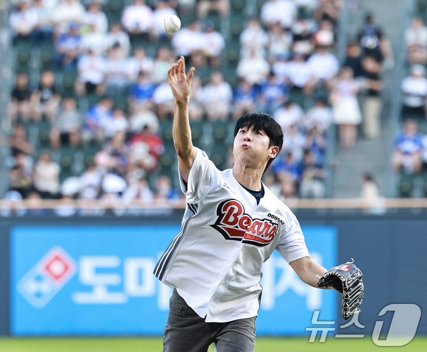 (서울=뉴스1) 구윤성 기자 = 바이올리니스트 대니구가 24일 오후 서울 송파구 잠실야구장에서 열린 프로야구 '2026 신한은행 SOL KBO리그' 삼성 라이온즈와 두산 베어스의 …