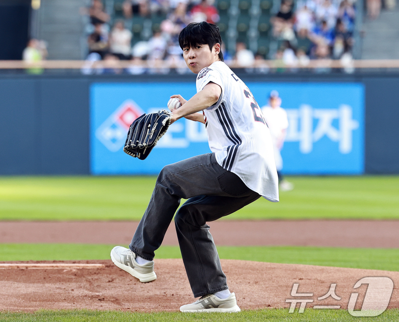 (서울=뉴스1) 구윤성 기자 = 바이올리니스트 대니구가 24일 오후 서울 송파구 잠실야구장에서 열린 프로야구 '2026 신한은행 SOL KBO리그' 삼성 라이온즈와 두산 베어스의 …