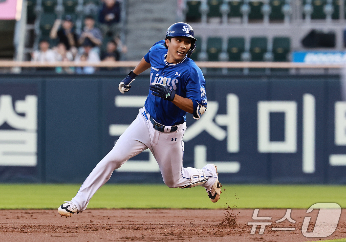 (서울=뉴스1) 구윤성 기자 = 24일 오후 서울 송파구 잠실야구장에서 열린 프로야구 '2026 신한은행 SOL KBO리그' 삼성 라이온즈와 두산 베어스의 경기, 2회초 2사 1루 …