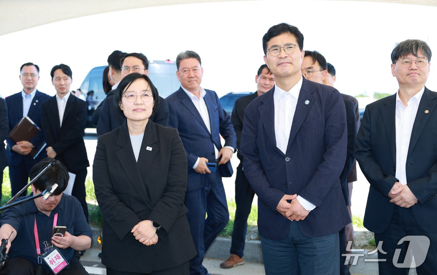 본문 이미지 - 24일 한성숙 국무총리가 취임 후 처음으로 전북 새만금을 방문한 가운데 이원택 전북지사와 함께 새만금 국가산단 등을 둘러보고 있다.(전북도 제공. 재판매 및 DB금지)/뉴스1 