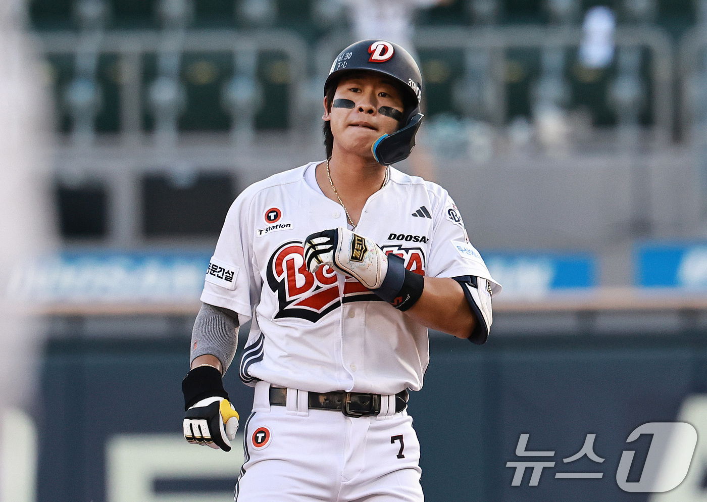 (서울=뉴스1) 구윤성 기자 = 24일 오후 서울 송파구 잠실야구장에서 열린 프로야구 '2026 신한은행 SOL KBO리그' 삼성 라이온즈와 두산 베어스의 경기, 1회말 두산 선두 …