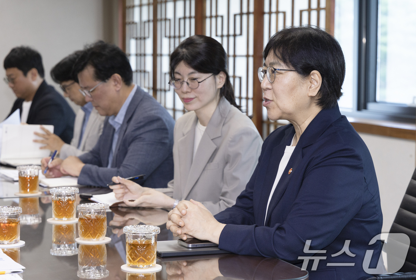 (서울=뉴스1) 박지혜 기자 = 정은경 보건복지부 장관이 24일 전북 전주시청에서 열린 '장애인 지역사회 자립지원 시범사업 및 통합돌봄 간담회'를 주재하고 있다. (보건복지부 제공 …