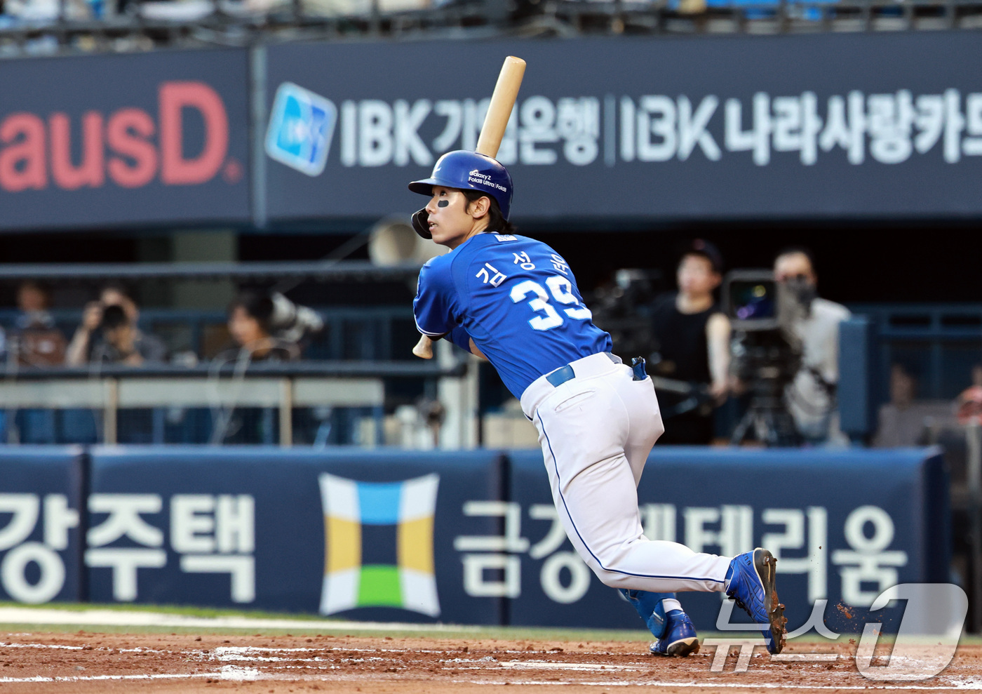 (서울=뉴스1) 구윤성 기자 = 24일 오후 서울 송파구 잠실야구장에서 열린 프로야구 '2026 신한은행 SOL KBO리그' 삼성 라이온즈와 두산 베어스의 경기, 3회초 1사 1루 …