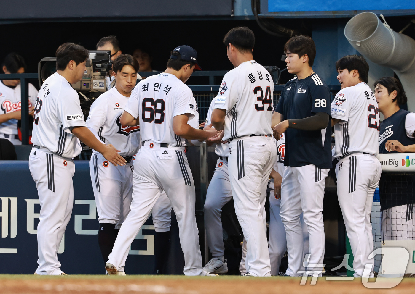 (서울=뉴스1) 구윤성 기자 = 24일 오후 서울 송파구 잠실야구장에서 열린 프로야구 '2026 신한은행 SOL KBO리그' 삼성 라이온즈와 두산 베어스의 경기, 두산 선발투수 최 …
