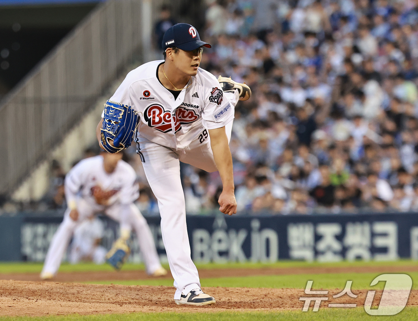 (서울=뉴스1) 구윤성 기자 = 24일 오후 서울 송파구 잠실야구장에서 열린 프로야구 '2026 신한은행 SOL KBO리그' 삼성 라이온즈와 두산 베어스의 경기, 3회말 마운드에 …