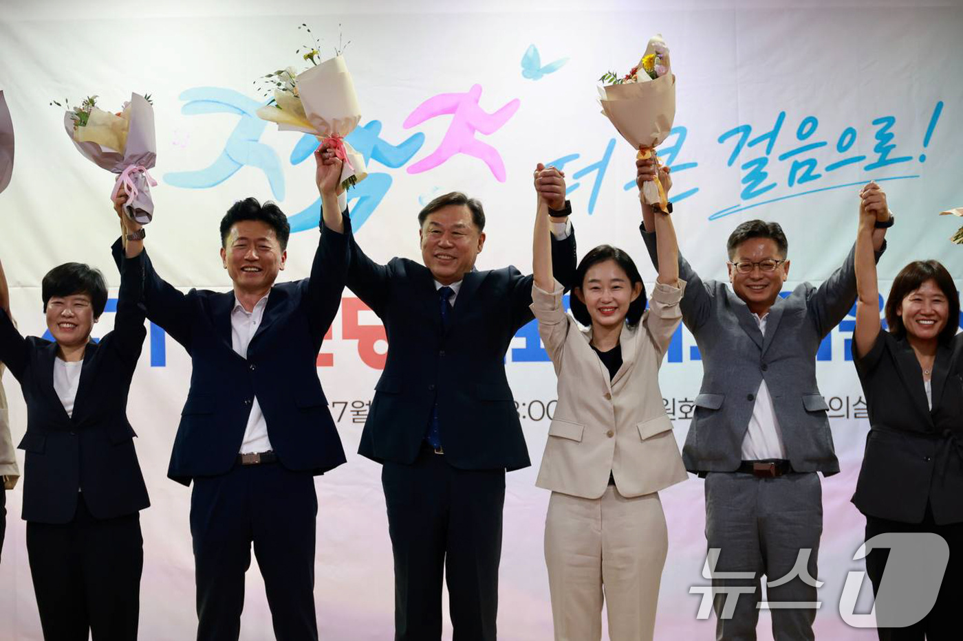 (서울=뉴스1) 유승관 기자 = 김종훈 진보당 신임 대표가 24일 서울 여의도 국회 의원회관에서 열린 4기 지도부 선출대회에서 김재연 전 상임대표를 비롯한 신임 지도부와 손을 맞잡 …