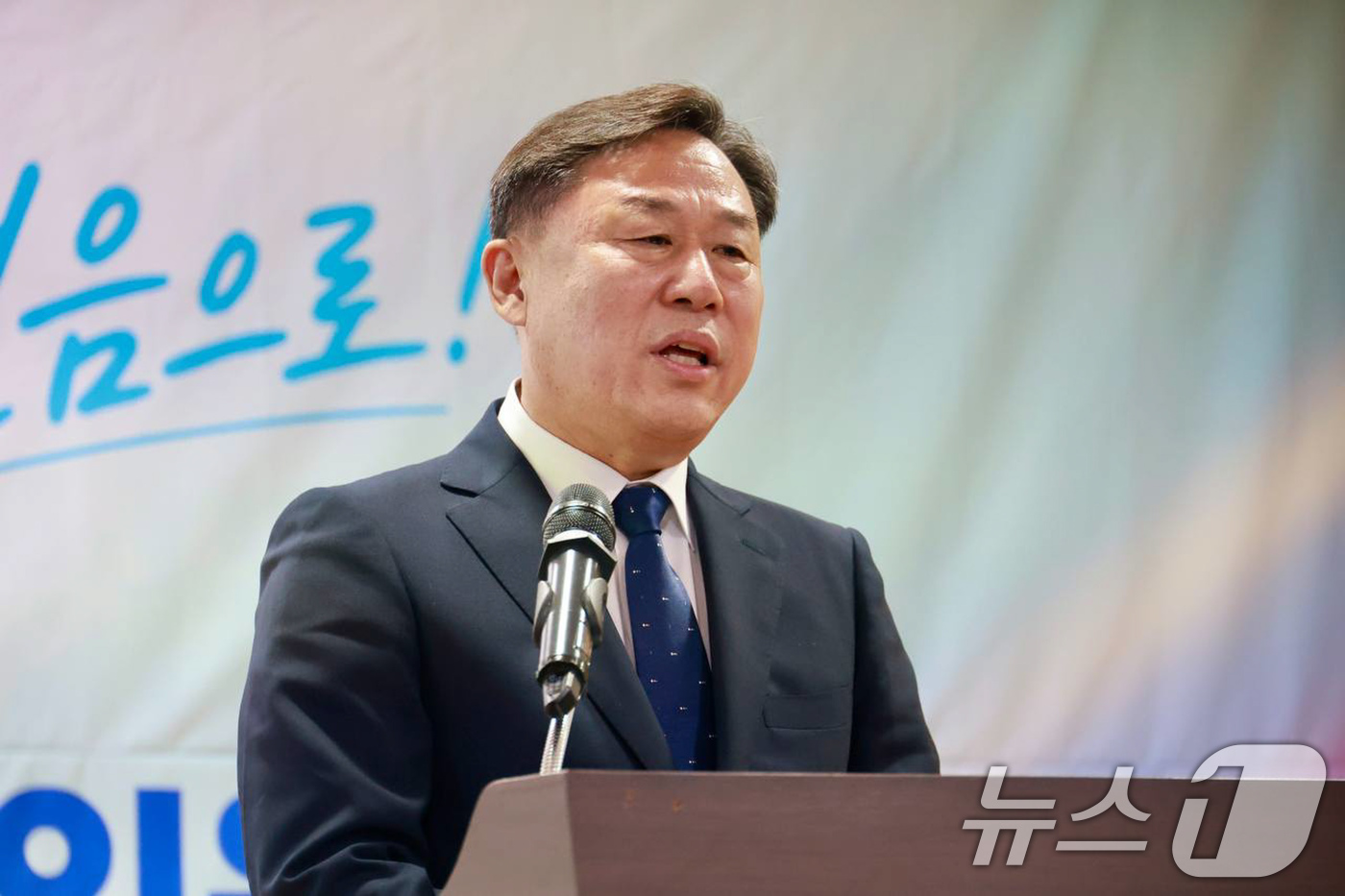 (서울=뉴스1) 유승관 기자 = 김종훈 진보당 신임 대표가 24일 서울 여의도 국회 의원회관에서 열린 4기 지도부 선출대회에서 당선인사를 하고 있다. (진보당 제공) 2026.7. …