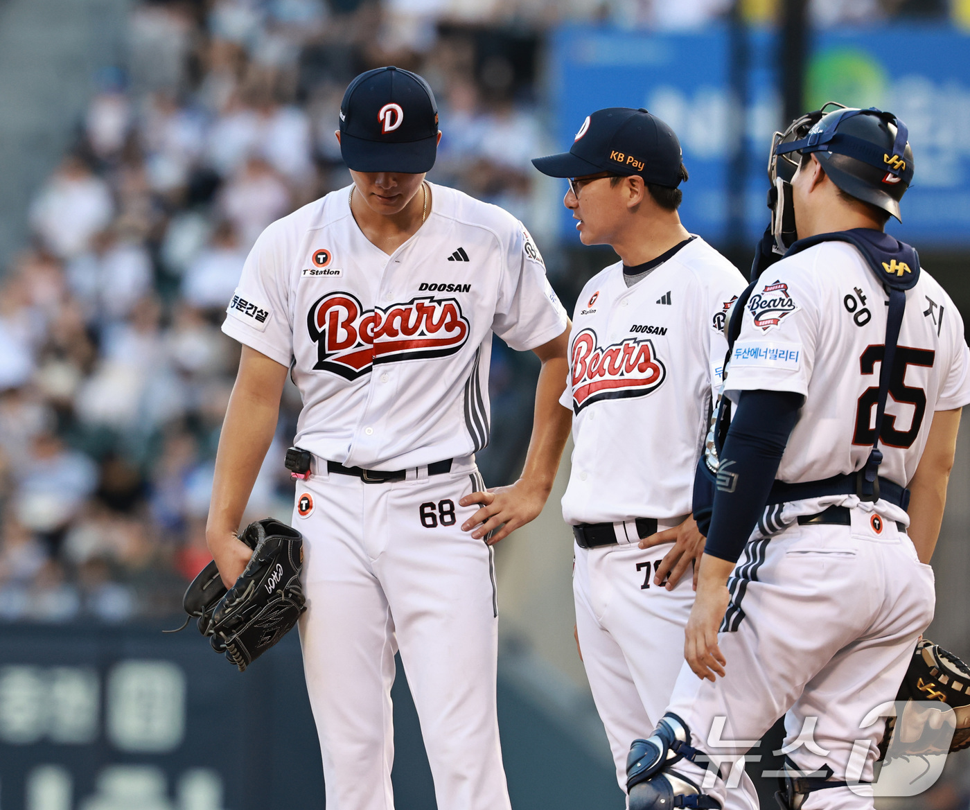 (서울=뉴스1) 구윤성 기자 = 24일 오후 서울 송파구 잠실야구장에서 열린 프로야구 '2026 신한은행 SOL KBO리그' 삼성 라이온즈와 두산 베어스의 경기, 3회초 두산 선발 …