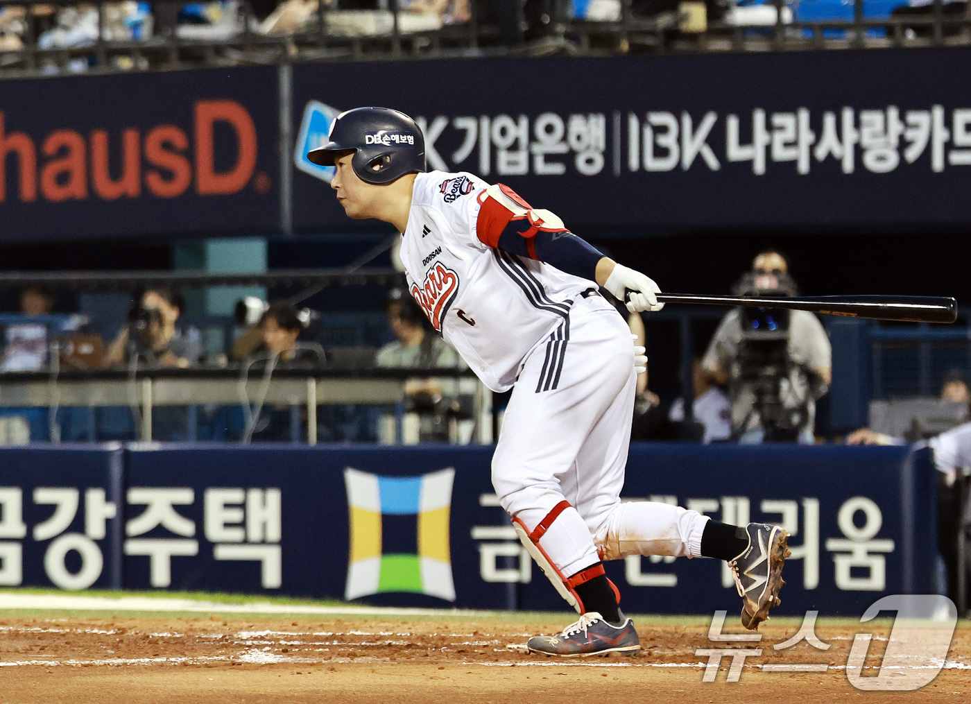 (서울=뉴스1) 구윤성 기자 = 24일 오후 서울 송파구 잠실야구장에서 열린 프로야구 '2026 신한은행 SOL KBO리그' 삼성 라이온즈와 두산 베어스의 경기, 4회말 무사 1루 …