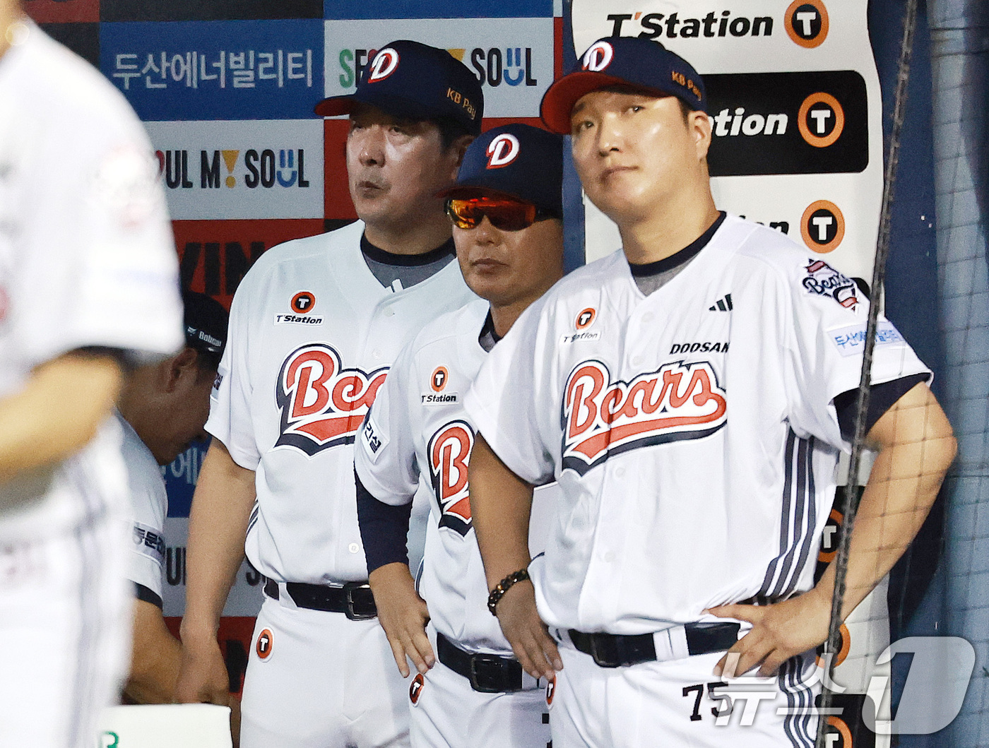 (서울=뉴스1) 구윤성 기자 = 김원형 두산 감독과 코치진이 24일 오후 서울 송파구 잠실야구장에서 열린 프로야구 '2026 신한은행 SOL KBO리그' 삼성 라이온즈와 두산 베어 …