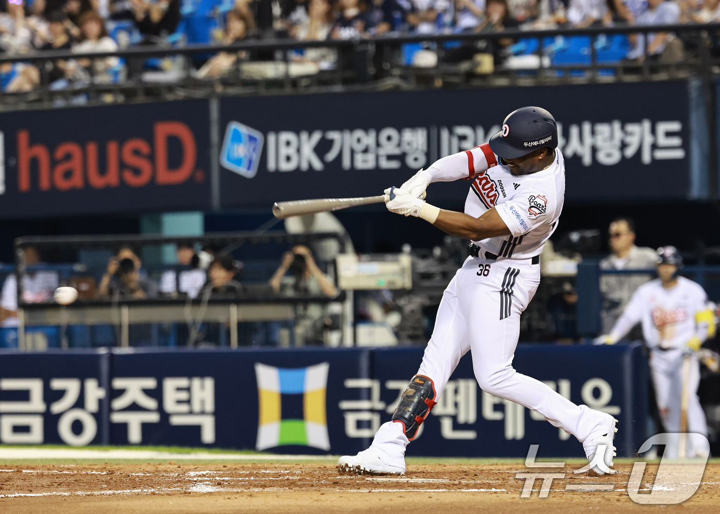 (서울=뉴스1) 구윤성 기자 = 24일 오후 서울 송파구 잠실야구장에서 열린 프로야구 '2026 신한은행 SOL KBO리그' 삼성 라이온즈와 두산 베어스의 경기, 4회말 1사 1, …