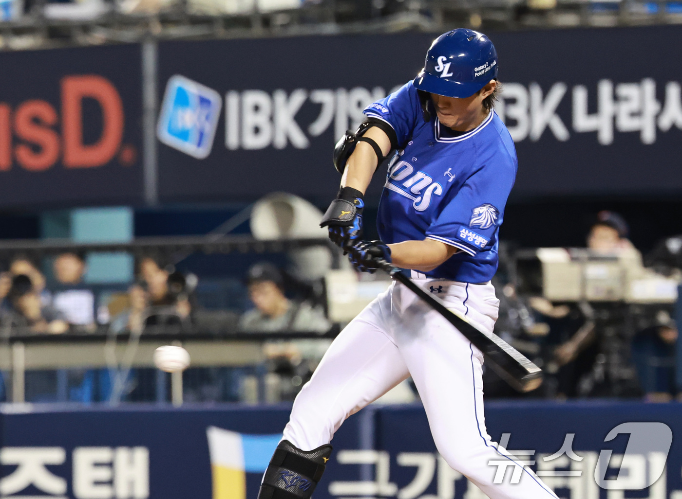 (서울=뉴스1) 구윤성 기자 = 24일 오후 서울 송파구 잠실야구장에서 열린 프로야구 '2026 신한은행 SOL KBO리그' 삼성 라이온즈와 두산 베어스의 경기, 5회초 2사 1, …