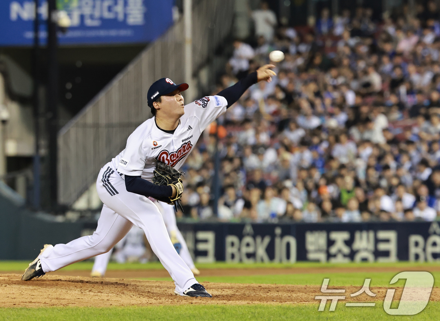 (서울=뉴스1) 구윤성 기자 = 24일 오후 서울 송파구 잠실야구장에서 열린 프로야구 '2026 신한은행 SOL KBO리그' 삼성 라이온즈와 두산 베어스의 경기, 6회초 두산 투수 …