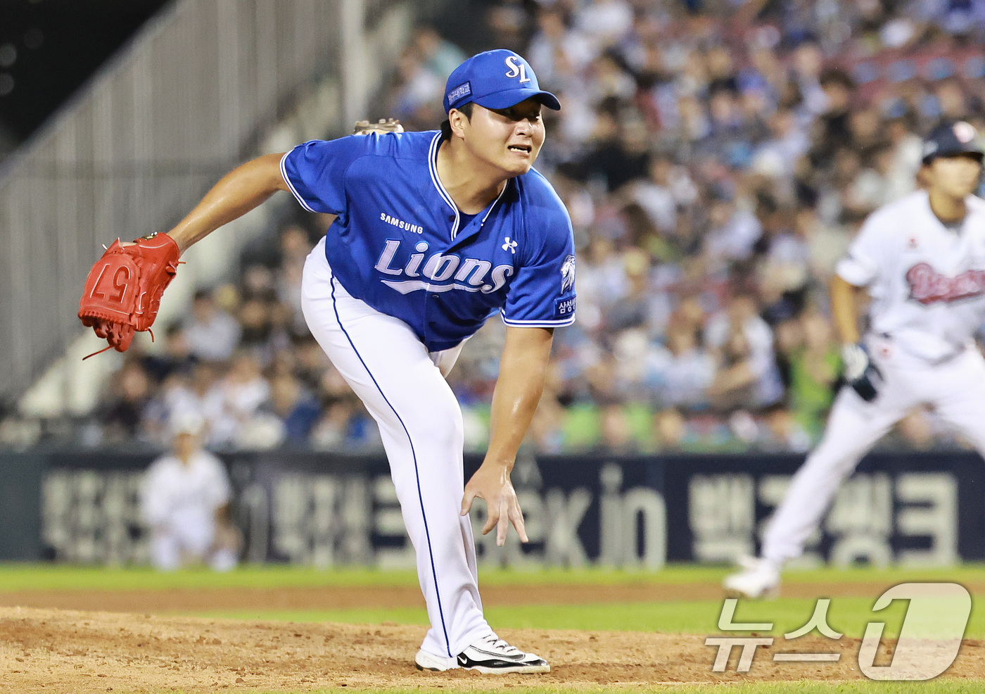(서울=뉴스1) 구윤성 기자 = 24일 오후 서울 송파구 잠실야구장에서 열린 프로야구 '2026 신한은행 SOL KBO리그' 삼성 라이온즈와 두산 베어스의 경기, 삼성 이승현이 공 …