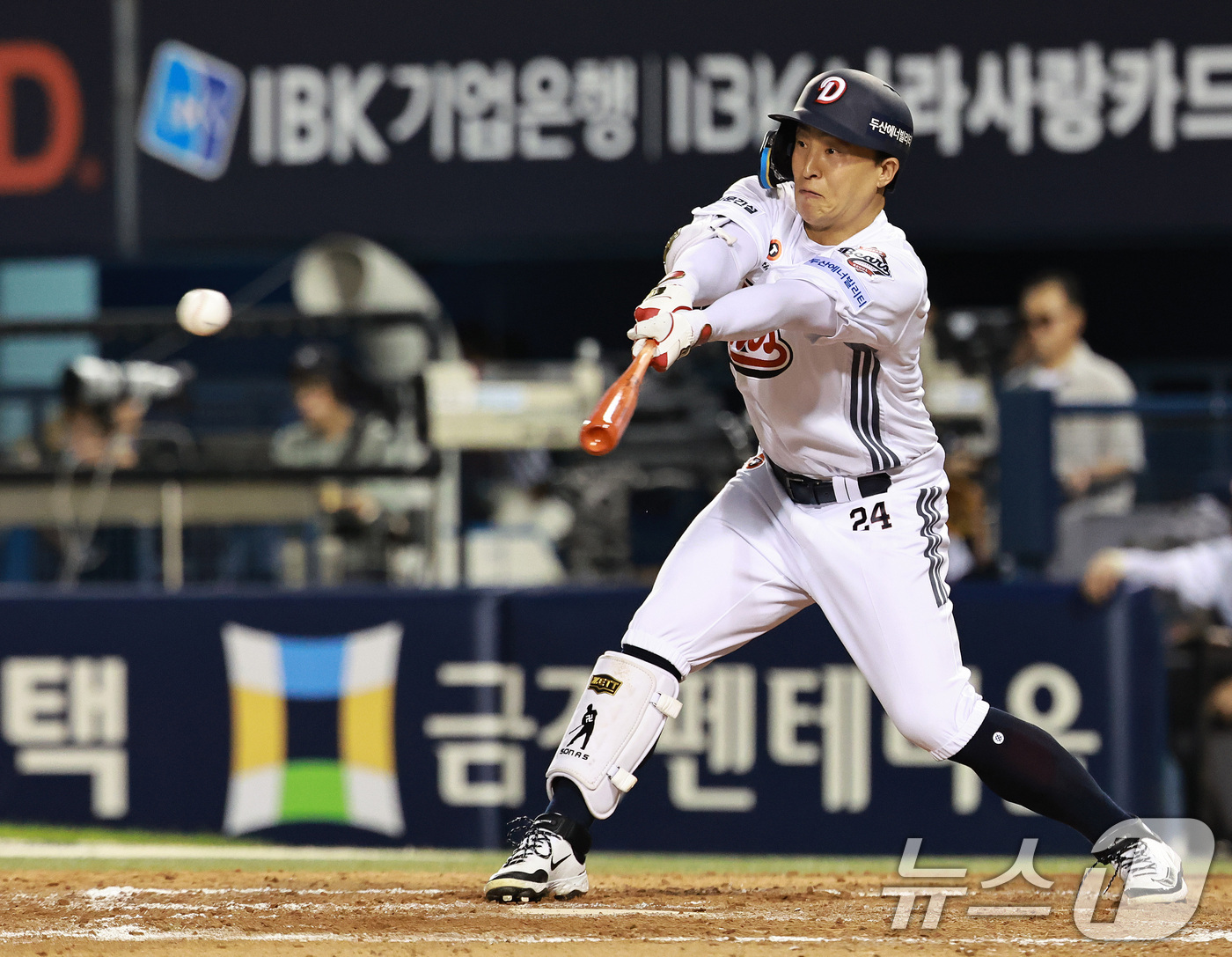 (서울=뉴스1) 구윤성 기자 = 24일 오후 서울 송파구 잠실야구장에서 열린 프로야구 '2026 신한은행 SOL KBO리그' 삼성 라이온즈와 두산 베어스의 경기, 8회말 두산 선두 …