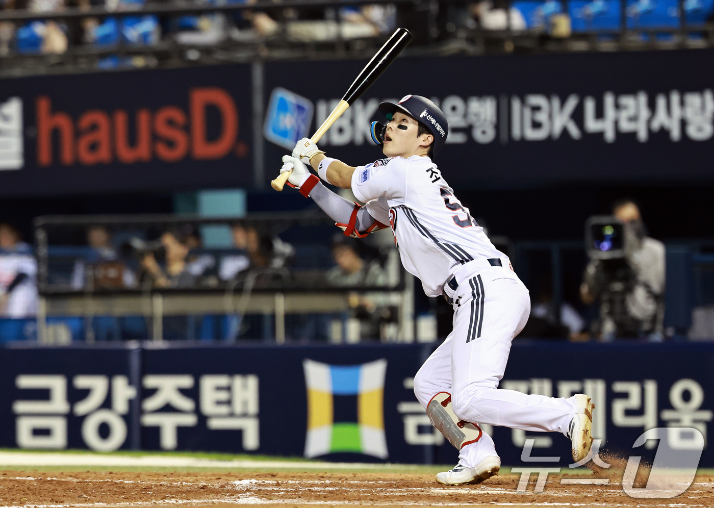 (서울=뉴스1) 구윤성 기자 = 24일 오후 서울 송파구 잠실야구장에서 열린 프로야구 '2026 신한은행 SOL KBO리그' 삼성 라이온즈와 두산 베어스의 경기, 7회말 1사 1루 …