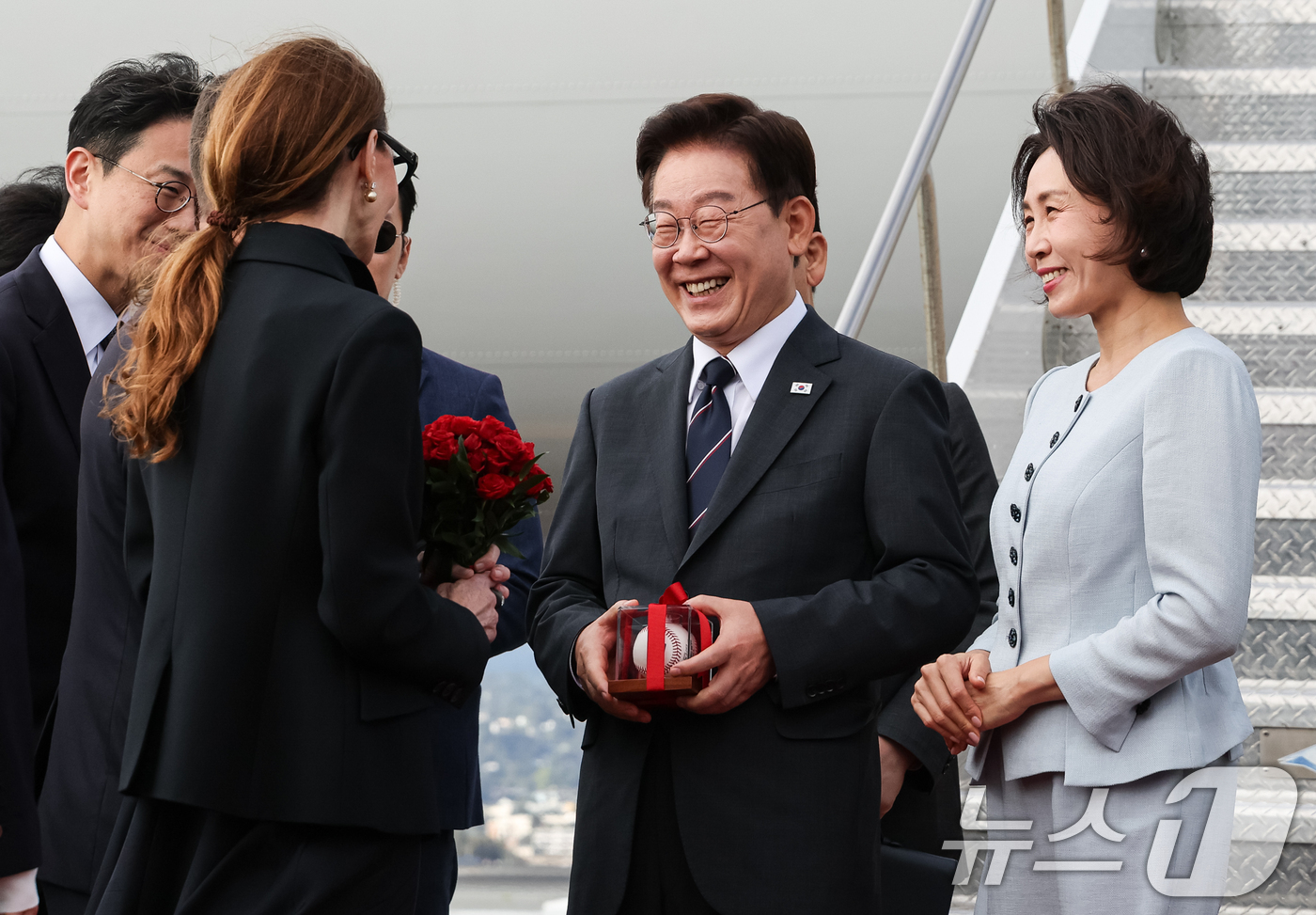 (샌프란시스코(미국)=뉴스1) 허경 기자 = 미국·남미 순방 일정에 나선 이재명 대통령이 24일(현지시간) 샌프란시스코 국제공항에 도착해 다니엘 루리 시장에게 야구공을 전달 받고 …